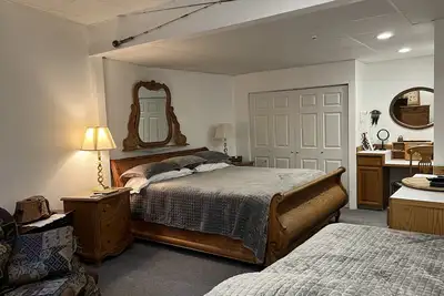 Image de Large beautiful bedroom, maximum 3