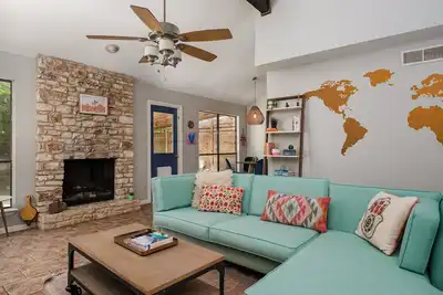 Image de Spacious Desert Hippie Bungalow in Barton Springs!