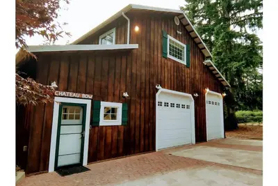 Image de Modern Barn Retreat with Private Taproom & Forest Views