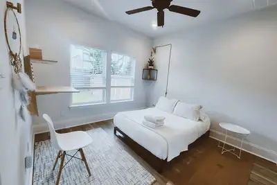 Image de Special Summer Pricing: Stylish 2br/2ba. Bright, Comfy, Clean. Midtown w/ Yard