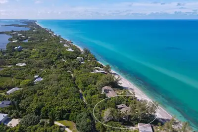 Image de Turtle Nest - 3 bedroom Beachfront home located on canopy lined road of Manasota Key.