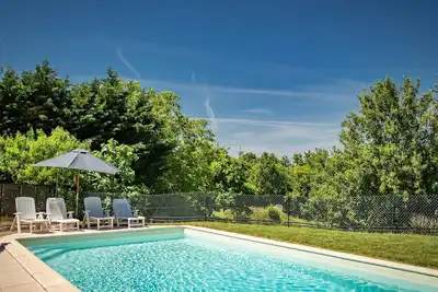 Image de Maison française typique avec piscine et vues
