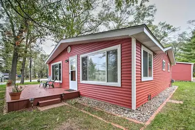 Image de National City Cottage w/ Patio, Steps to Lake!