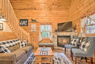 Image de Rustic Rothbury Cabin w/ Resort Amenity Access!