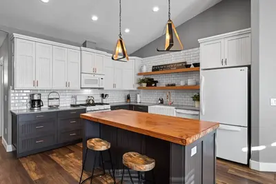 Image de Quality Home w\/ Hot Tub, Rv Garage + Gourmet Kitchen! 2 min Bsu, 5 min Downtown + 8 min Airport!