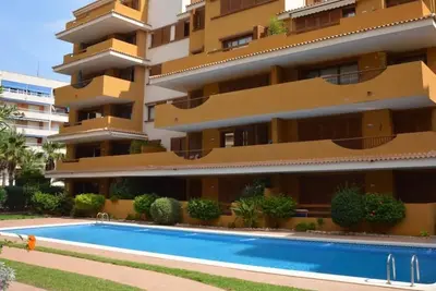 Image de \"Spacieux appartement au rez-de-chaussée\" avec piscine partagée, terrasse et Wi-Fi.