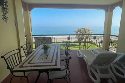 Image de Appartement de plage avec vue sur mer, Wi-Fi, climatisation, terrasse et jardin
