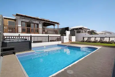 Image de Villa Peaky avec vue sur la mer et les montagnes, piscine et sauna