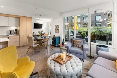 Image de Executive Sunshine King's Suite w/ Private Terrace in Downtown Victoria