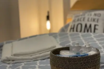 Image de Studio -3pers-  50m van strand en Zee  overkant van Ensor huis in het Centrum.