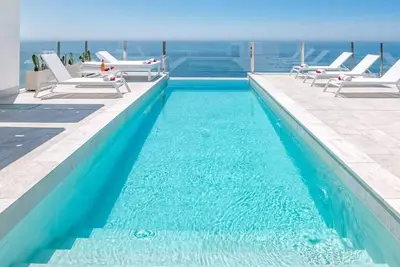 Image de Luxurious Villa. Ibizan style. Infinity Pool and the best 360º view of Nerja