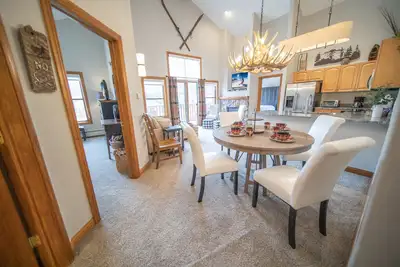 Image de Mountain condo with vaulted ceilings & great views