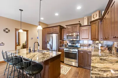 Image de 3-story condo with mountain & lake views, fireplace, deck, & grill