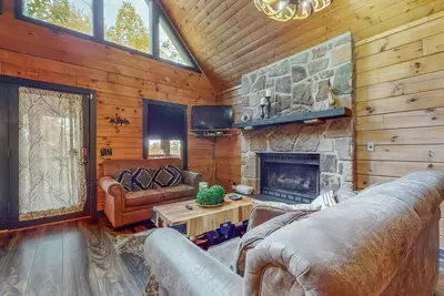 Image de Tranquil Cabin w/ Screened Porch, Firepit, Fireplace, & Free Attraction Tickets