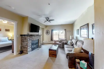 Image de Ski-in/ski-out condo with gas fireplace, shared hot tub, pool, & mountain views