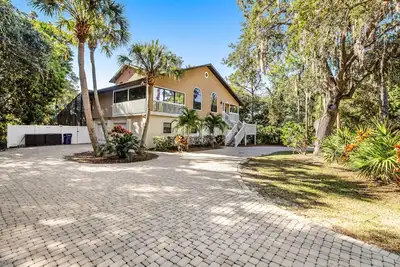 Image de Secluded, Two-Story Home with a Lanai, Bar, & Private Pool - Steps from the Bay