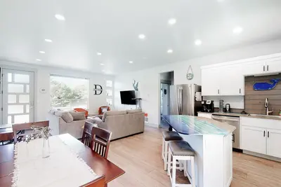 Image de Dog-Friendly Home with WiFi, Private Washer/Dryer, Balcony, and Two Living Rooms