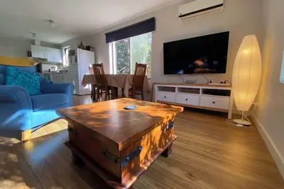 Image de Small town charm, close to shops, beaches of your choosing and wineries.