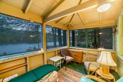 Image de Classic riverfront cottage w/ beautiful water views, WiFi, & screened porches