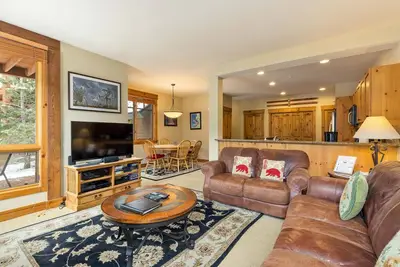 Image de Condo Nestled in the Woods\/On Shuttle Route to Slopes\/Shared Pool and Hot Tub