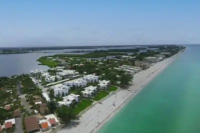 Image de Endless Summer- Manasota Beach condo. Beach access, community pool and even daily boat docks