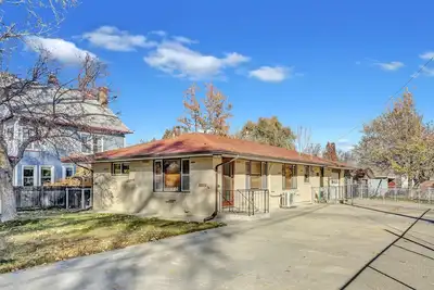Image de Family/Pet Friendly, near Boulder, space for Rv Parking, central neighborhood!