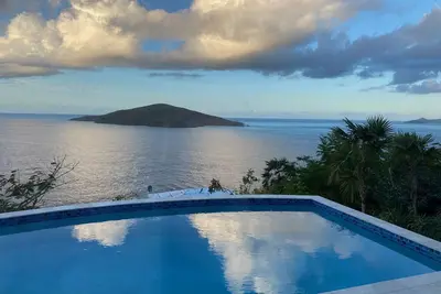 Image de Enjoy this tranquil piece of Paradise with stunning views of the Caribbean Sea.