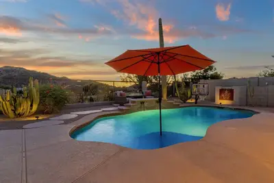 Image de Incredible golf course views with modern, southwest inspired decor