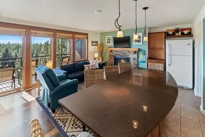 Image de Over the trees view of a little bit of Heaven, from your comfy Condo.