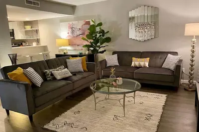 Image de Chic-Townhouse 3br Minutes to Dt | Fast Wi-Fi Park