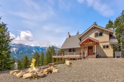 Image de Luxury Lodge w/ Mountain Views, Deck, Fire Pits, Trails, Ev Charger, Foose Ball