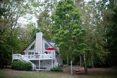 Image de Serene Lakefront Home with Private Dock, Hot Tub, Fire Pit and Boat!