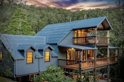 Image de Stunning views and total privacy. Summer pool and winter fire.