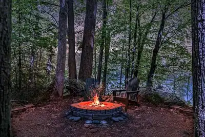 Image de Cozy Lakefront Cabin • Fireplace • Views • Close to Skiing