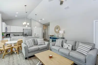 Image de New Build w/4 Beach Cruisers | Pet Friendly w/Fenced Yard & Fire Table |Playground |Minutes to Beach