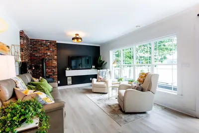 Image de 3 Bedroom Lakefront less than 1 hr from Halifax with Hot Tub, Wifi and Ac