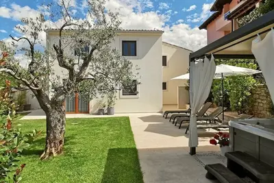 Image de Magnifique maison de vacances avec jacuzzi Ă Bale
