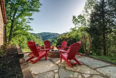 Image de Beautiful Mountain and Hillside Views from both directions.