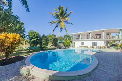 Image de Diamond House, Up to 18 Guest! 2 Mins From Center!
