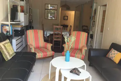 Image de Grand appartement calme climatisé avec jardinet, 12 minutes à pied de la plage.