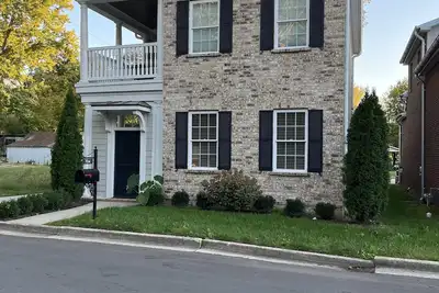 Image de New Two Story House with Two Decks & Screened in Patio near Charming Downtown