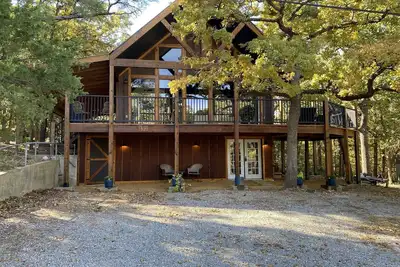 Image de Engaging Texoma tri-story home in the trees with space for all personalities!