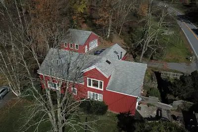 Image de The Barn Loft. Streamside  living in a spacious and tastefully renovated barn