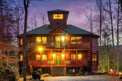 Image de June Escape! 4-Story Luxury Cabin w-Pool, Hot Tub & Theater—Perfect for Families