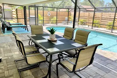 Image de Relaxing Poolside- a Private Oasis -heated pool- 7min to beach-2 King beds