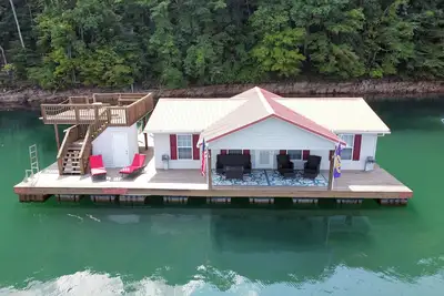 Image de Three Bedroom Floating Home @Froggies/ Whitman Hollow Marina.