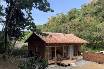 Image de A house in the forest, with a large garden for barbecue and a nearby river to play as much as you like.