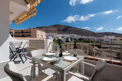 Image de Amazing 1 Bedroom Apartment. Los Cristianos. Communal Heated Pool.