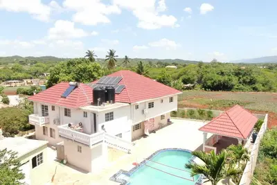 Image de Eve's Rockaway Villa is a beautiful home with 360 degrees views of nature that includes the tranquil Rose Hill and the unique Rocky Hill Trails.