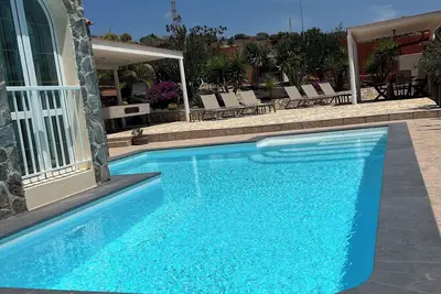 Macken House with heated pool and jacuzzi